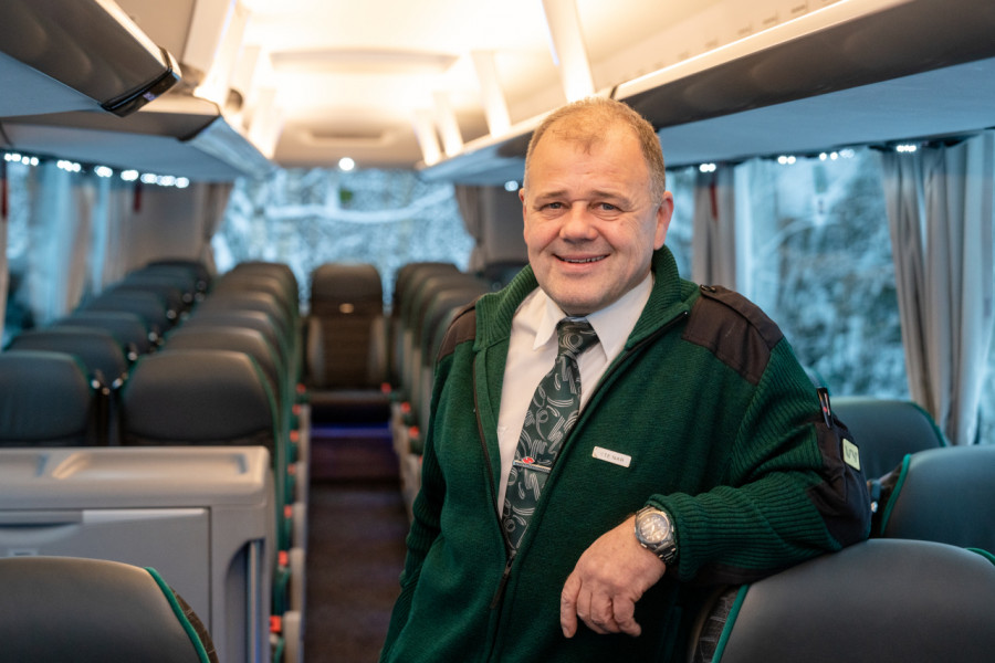 Turbilsjåfør og YTF-tillitsvalgt Steinar Nikolaisen er fornøyd med at regjeringen har innført klarere rammer for når utenlandske busselskap kan utføre innenlands transport i Norge.