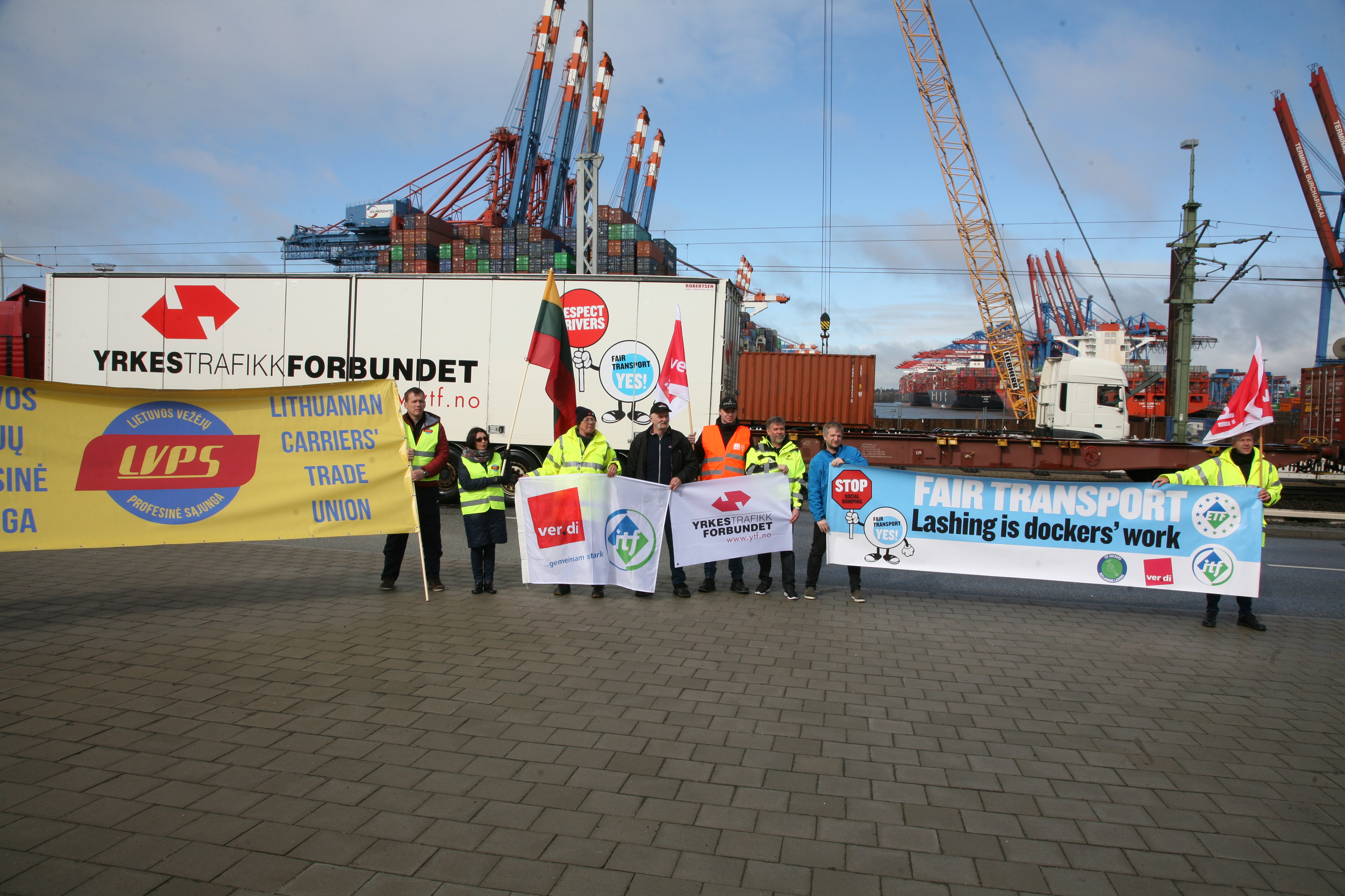 YTF møtte tyske havnearbeidere fra fagforbundet ver.di og den litauiske godssjåførunionen LVPS på havna i Hamburg i forbindelse med den store europeiske transportarbeiderdemonstrasjonen i Brüssel våren 2019. Foto: Arne Danielsen