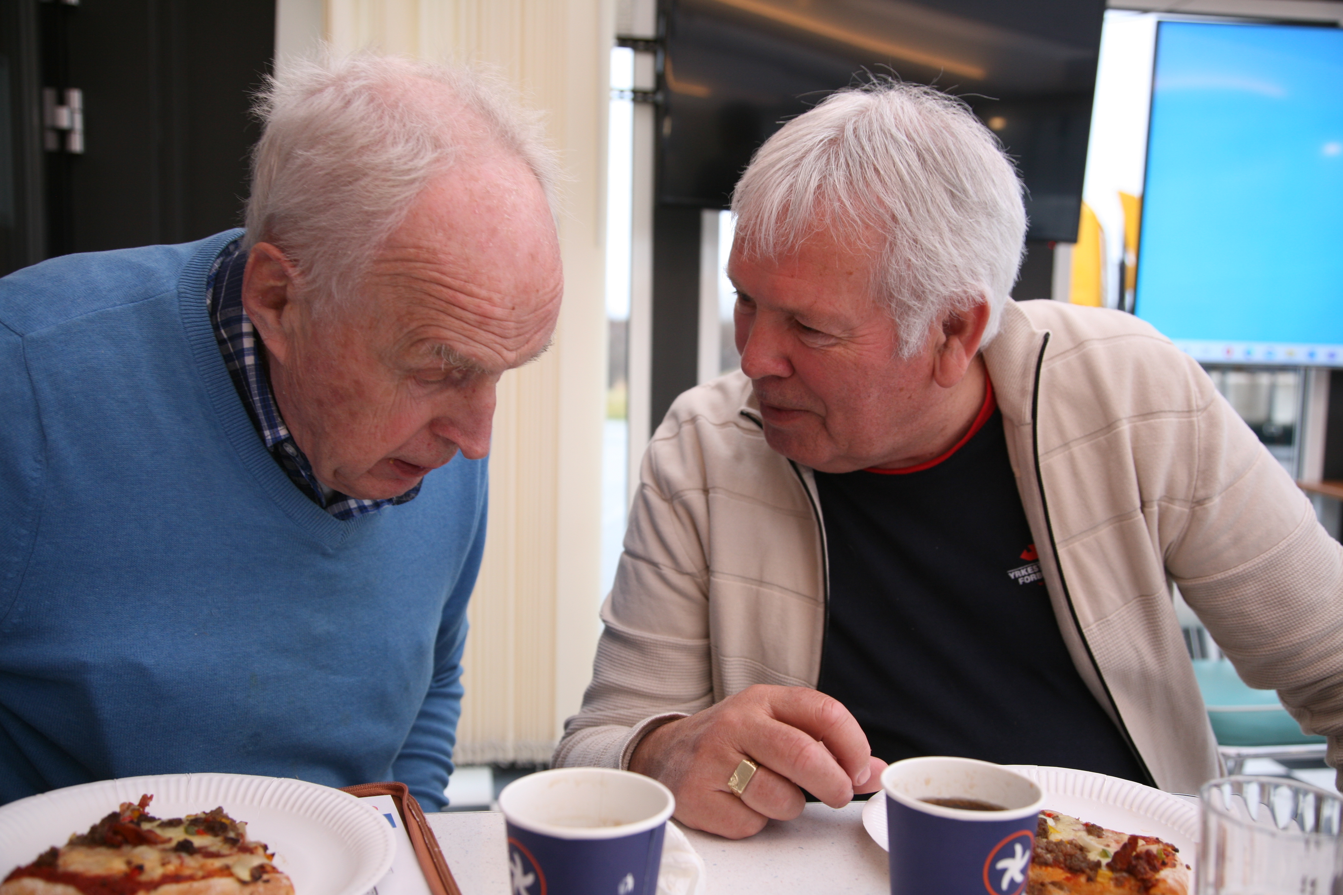 Harald og Karsten diskuterer hvordan verve flere medlemmer til pensjonistforeningen. Foto: Arne Danielsen
