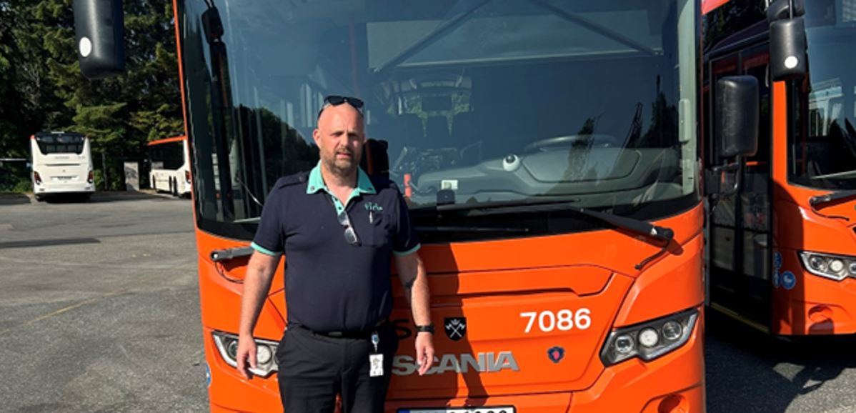Arne Åkvik (51) kjører buss i Bergen og er tillitsvalgt i Yrkestrafikkforbundet. Denne våren har han fått utdelt rollen som veiviser, der han skal hjelpe flere yrkessjåfører med å ta fagbrev. Foto: Privat.