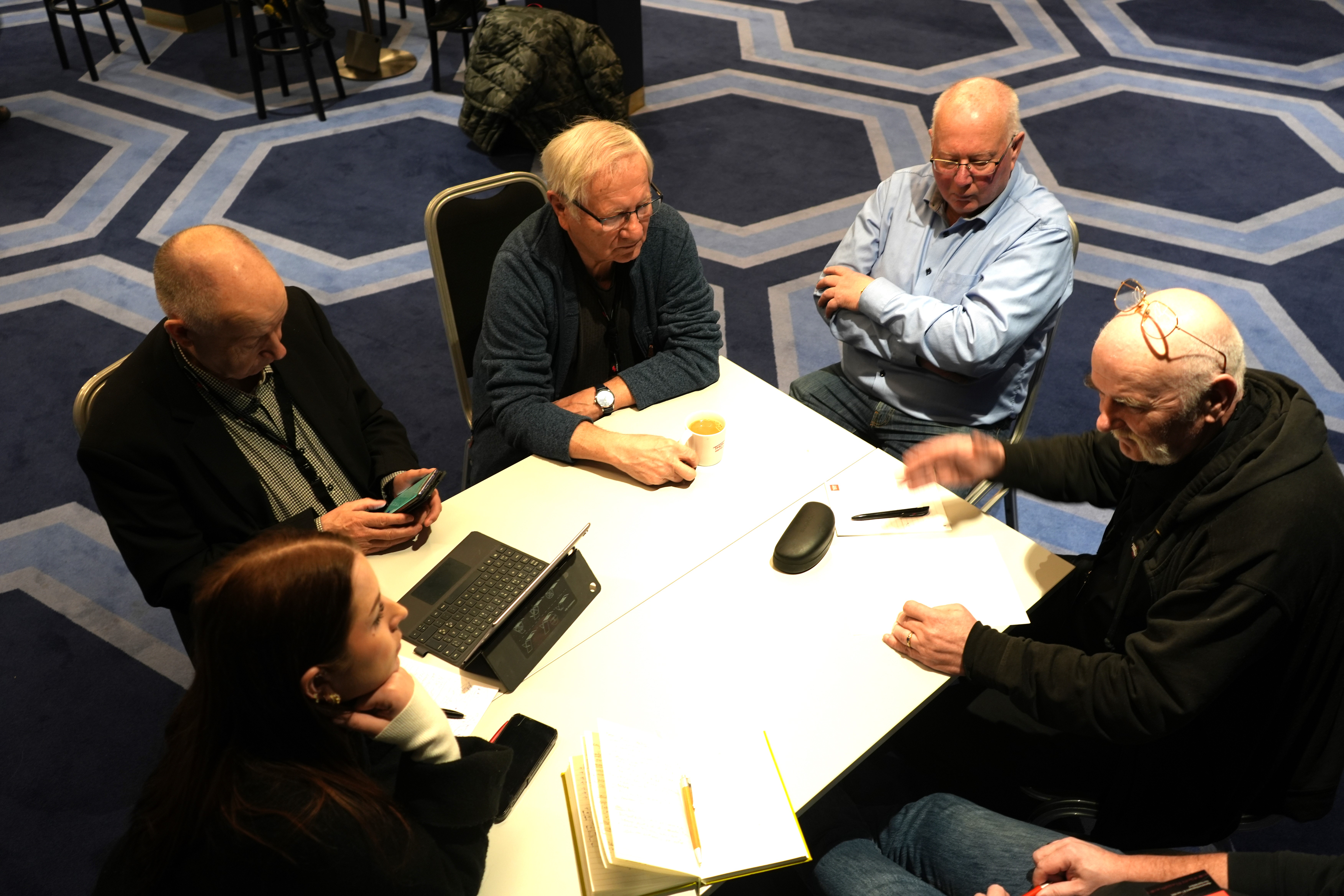 YTFs logistikkgeneral Jan Arne Laberget (t.h.) leder en gruppediskusjon blant erfarne godssjåfører om tariffoppgjøret. Rundt bordet finner vi ellers Lillian Hersvik, Kurt Petersen, Tom Boberg og Anders Blindheim. Foto: Arne Danielsen