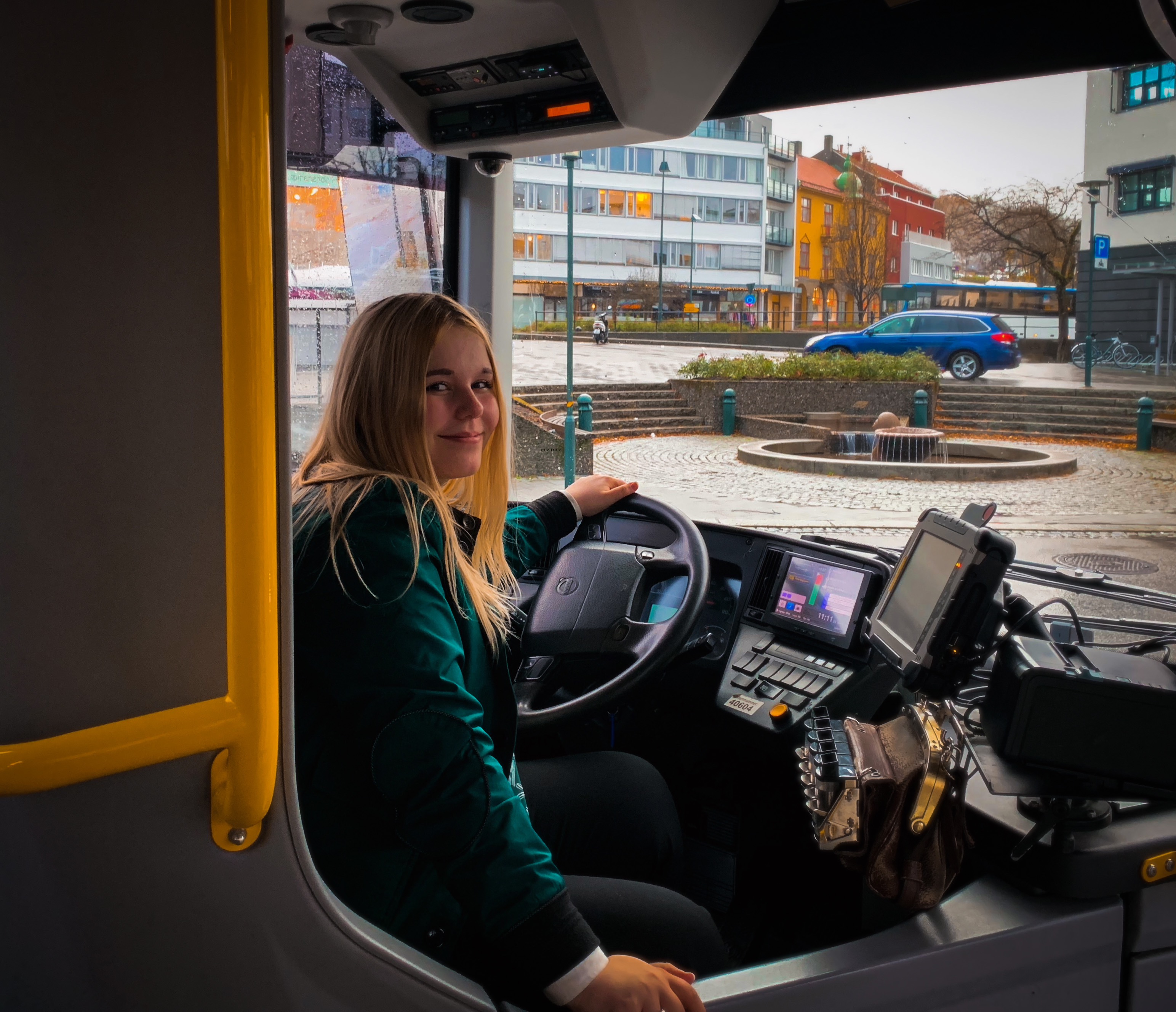Silje Nerland er en av landets yngste kvinnelige bussjåfører med fagbrev. Foto: Frank Moan.