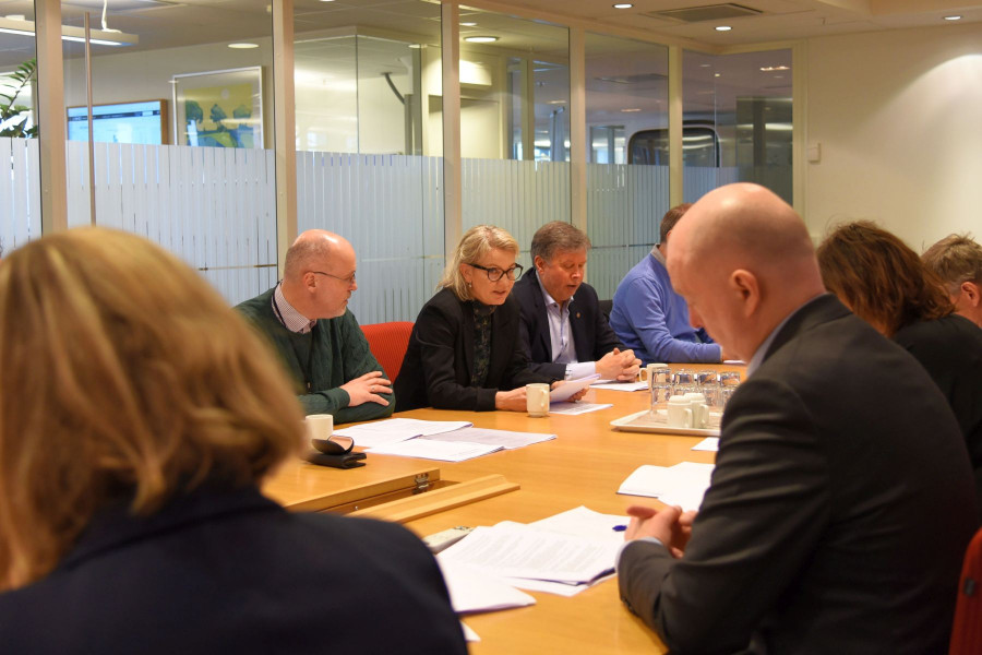 Forhandlingssjef i YTF Linda Jæger la frem kravene til NHO Transport og SPEKTER - Vy Buss AS