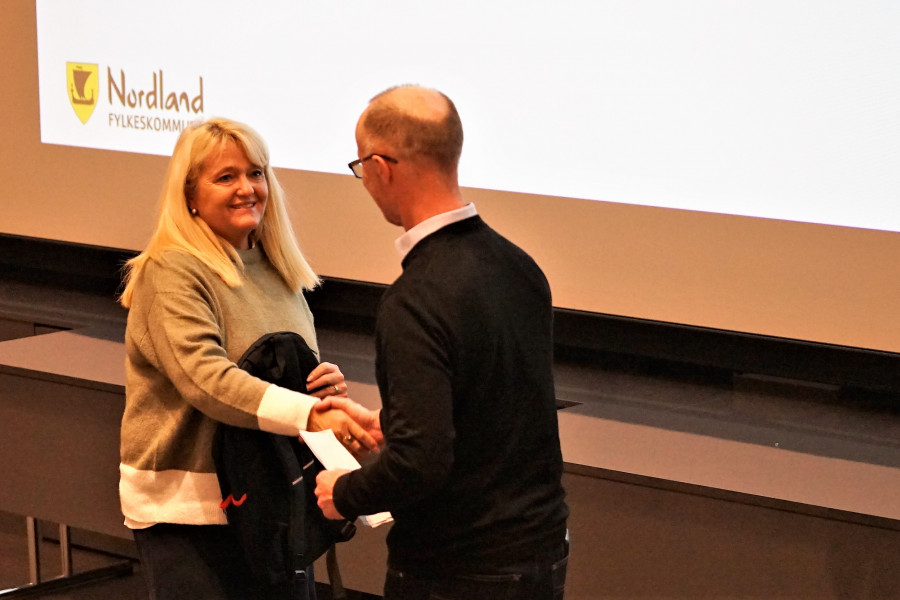 YTFs nestleder Trude C. Sande takker Svein Øien Eggesvik fra Nordland fylkeskommune for sitt forpliktende innlegg på YTFs store konferanse om kollisjonssikkerhet i Bodø i november 2021. Foto: Arne Danielsen