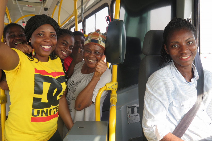 Kvinner er sterkt underrepresentert i sjåføryrket. Men i Ghanas hovedstad Accra ble det for tre år siden satt i gang systematisk kurs av 60 kvinnelige sjåfører. Foto: Scania Vest-Afrika
