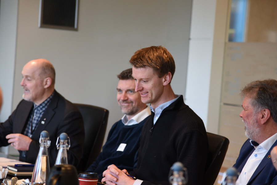 Forhandlingsleder Marius Træland (midten) og forbundsleder Jim Klungnes (t.h.)